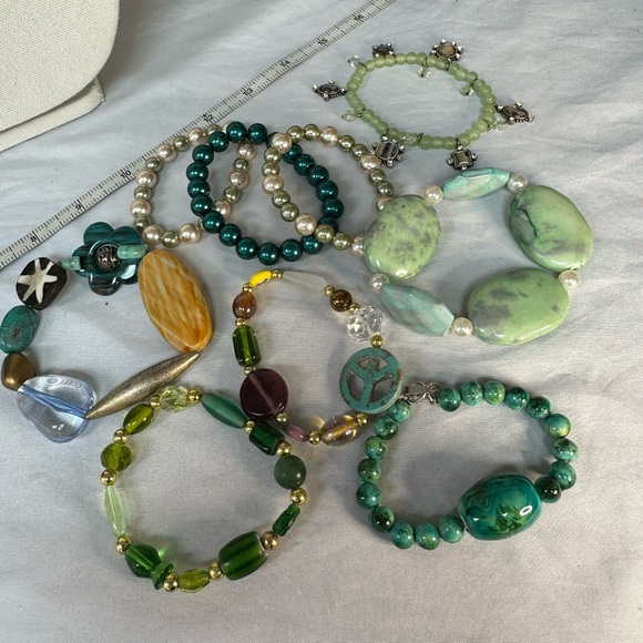 Group of 8 green vibe stretch bracelets plus 1 glass bracelet - Picture 1 of 8
